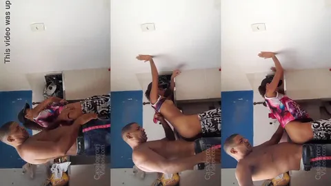 Tio comendo a sobrinha ninfeta na cozinha