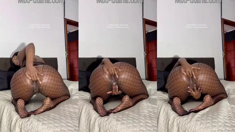 Negra gostosa de quatro siririca e dedo no cu